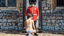 40 Inappropriate Moments With Royal Guards