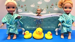 Bath time ! Elsa & Anna toddlers - soap bubbles - Barbie dolls