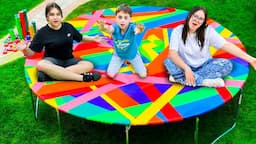 UN ÉNORME TRAMPOLINE FAIT DE 100 COUCHES DE SCOTCH MULTICOLORE !