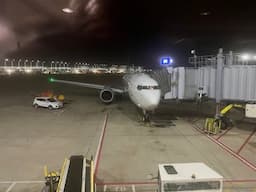 "The Situation Is All Under Control" UAL1992 Loses Engine & Has Emergency Landing In Chicago