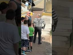 Wait until the end 🤭 Tom mime SeaWorld #funny #seaworldmime #funnyreel #comedy #viralvideo