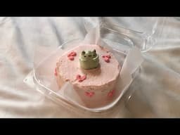 making a frog cake 🐸