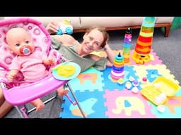 Nicole passt auf das Baby ihrer Freundin auf - Puppenvideo mit Baby Born - Spielzeug für Babys