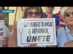 Protesta en Cádiz de Mareas Blancas contra el cierre de Urgencias en verano