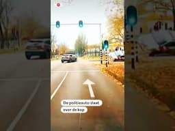 Auto rijdt politie aan