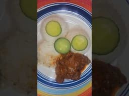 Using my vegetable as a  spoon. Rice and tomato stew #chickenstew #Cucumber #ghanafood. #cooking .