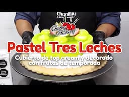 Pastel Tres Leches cubierto de Top Cream Chantilly y decorado con frutas de temporada