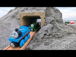 Wooden Thomas' Adventure ☆ Run energetically along the sandy BRIO course!