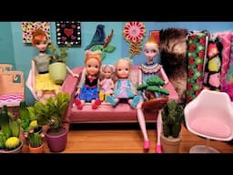 Home store ! Elsa & Anna toddlers shop for items for the new home - Barbie girls