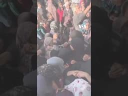 Melee outside bakery after days of flour shortage in Gaza  | VOA News #shorts