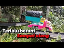 Supir truk nekat terobos jalan tol yang sudah ambruk  || versi miniatur truk