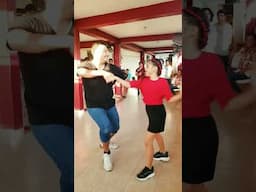 Bailando con Joselyn (Cumbia) Alumna