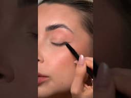 Truque para fazer o delineado perfeito! #makeup #maquiagembr #beautytips #makeuptutorial #beauty