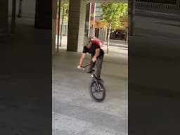 @VaroHernandezBMX casually dancing with his bike! 🕺🏻😎 #BMX #BMXFreestyle #Flatland #Cycling