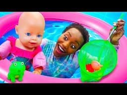 Baby Annabell doll plays at the swimming pool! The mermaid doll needs help. Enjoy family fun videos.