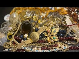 vintage jewelry bag unbagging! Vintage jewelry haul ! $10 surprise jewelry bags! ￼