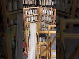 How a professional weaver measures and beams a warp #weaving #dressingaloom #loomweaving #beaming