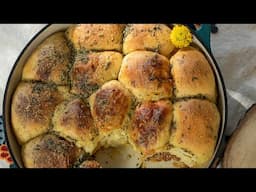 Make these Cheesy Pull-Apart Rolls for Thanksgiving!