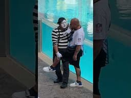 Friendship is amazing 🤭 Tom mime SeaWorld #funny #seaworldmime #comedy #fun #funnyvideo