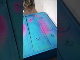 I love this fun chalk paint technique! #chalkpaint #painttechniques #paintedfurniture #painting