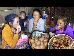 Boiled potatoes are eaten with chilies in the village kitchen || Potatoes eaten in traditional style