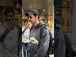 #VickyKaushal snapped in cool attire at Mumbai Airport 🖤😎✨