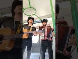 Fabián Ahumada y Victor Manuel de @gruposelloderaza en Metro de Valparaíso