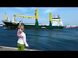 The Ship Driver Saw The Girl Making Strange Hand Sign He Berth Right After