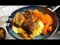 Let’s Cook with Me | Slow cooked beef ribs with creamy mashed potatoes and steamed herby carrots