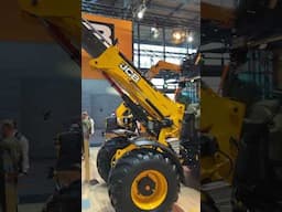 Hoch hinaus mit JCB: EuroTier mit Anouk