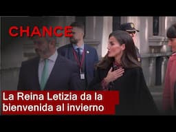 La Reina Letizia da la bienvenida al invierno con un look reivindicativo con capa