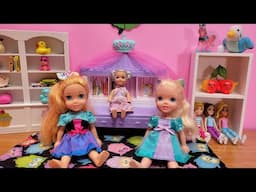 Moving to a new home ! Elsa & Anna toddlers - unpacking - Barbie dolls