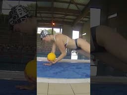 swimmer - plank with medecine ball