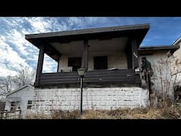 We FOUND a TRAP DOOR in Closet. ABANDONED MINI HOME 🏠 Very old rust belt homes  - Alton Illinois.