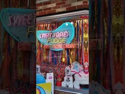 Salt Water Taffy or Fudge? Maine candy stores  #saltwatertaffy #candymaking #cultureatz