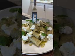 💚Pasta pistachios pesto & burrata. That’s the recipe to share with all pistachios lovers! #cookcast