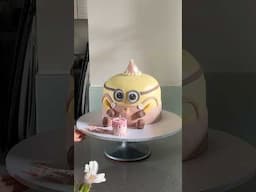 My perfect chubby minion cake 💕🍌🎀 #cakedecorating #minioncake #minion #despicableme