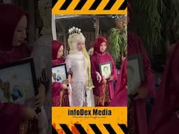 pengantin wanita ini hanya ditemani foto ayah dan ibunya yang telah meninggal dunia