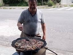 "1001 No disco de Arado" Linguiça com carne seca acebolada na porta boteco.