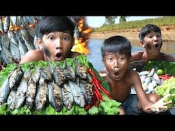 How to cook fish recipe eating in the rainforest | Primitive Technology