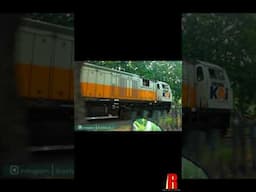 Balapan Kereta Api dengan Sepeda Motor #keretaapi #kereta #lokomotif #train #railway #locomotive