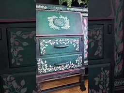 I SO loved this folk art furniture makeover! #paintedfurniture #folkart #maximalist #furnitureart