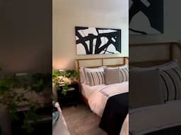 This bedroom's before-and-after makeover is practically shouting. 👏 Video by @thehouseofvalentina.