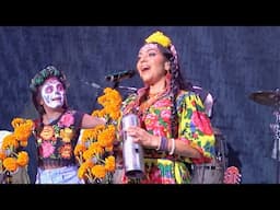 🌼 Lila Downs lleva a su hija de 7 años al escenario en un concierto de Día de Muertos