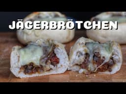 JÄGERBRÖTCHEN vom GRILL - GEFÜLLTES BRÖTCHEN mit JÄGERSAUCE und BAUCHSPECK - BBQ-Video - 0815BBQ