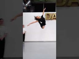 😱 Cette petite danseuse est tellement souple et touchante ! #flexibility #dancekids #dance #choreo