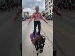 ❤️🐴 And next year I’ll be driving a goat cart! 💪🏻 #farmlife #kidsfun #parade