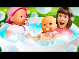 The baby doll is crying! Bianca and her little brother go swimming in a jacuzzi. Family fun for kids