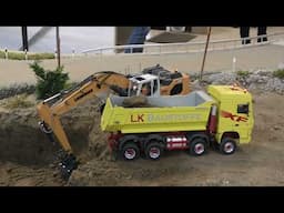 Liebherr 945 loading trucks