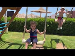 شوفوا مازن راكب الأرجوحة مع صديقه من روسيا - Mazen rides the swing